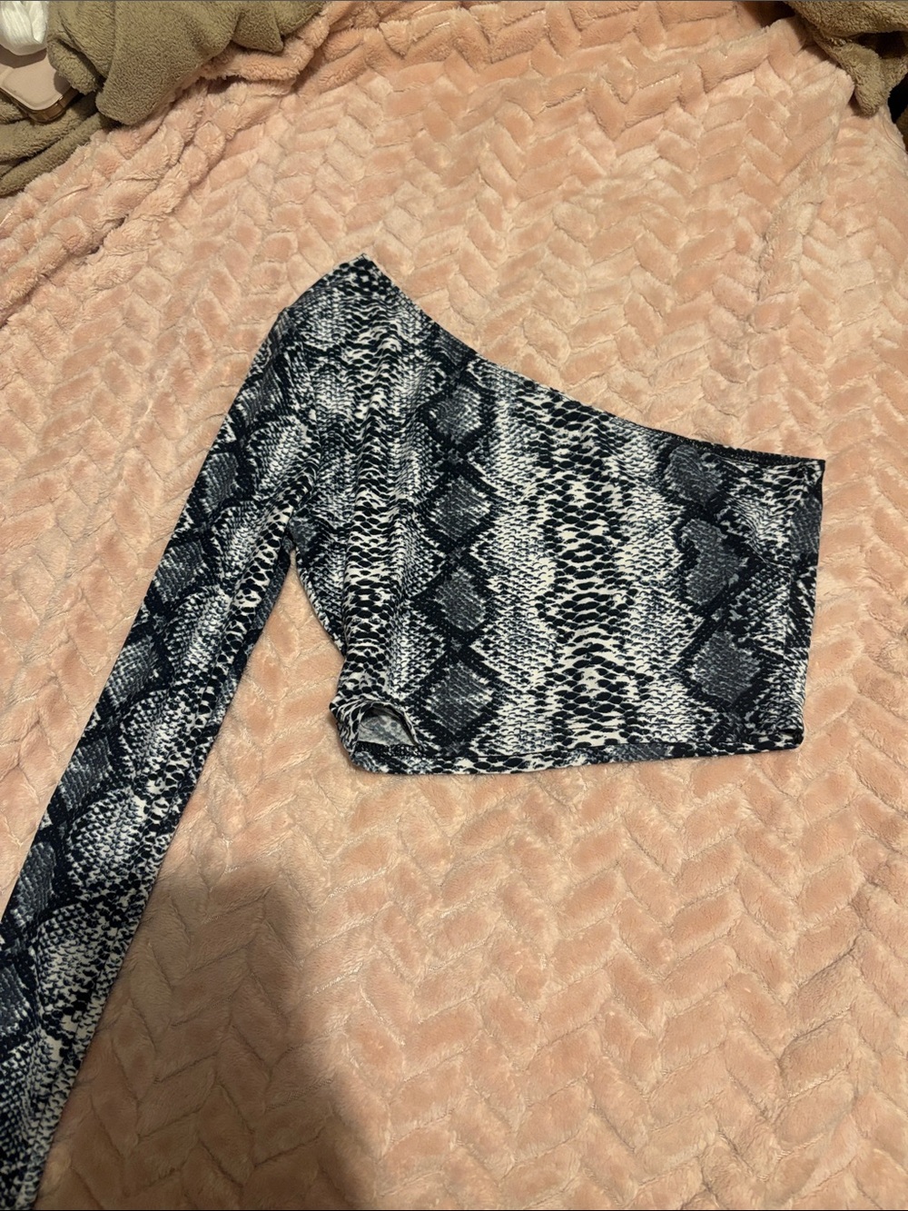 SHEIN Black & White Snake Print One-Shoulder Crop Top